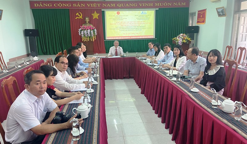 Các đại biểu tham dự ký kết tại điểm cầu Đắk Lắk